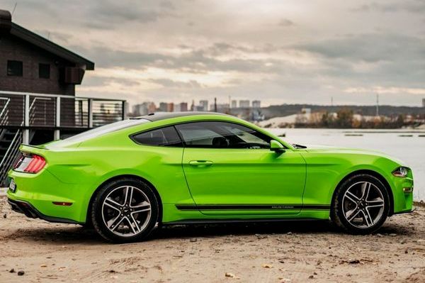 Ford Mustang GT салатовый 2018 заказать на прокат без водителя с водителем