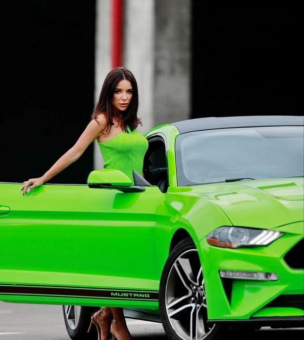 Ford Mustang GT салатовый 2018 заказать на прокат без водителя с водителем