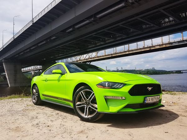 Ford Mustang GT салатовый 2018 заказать на прокат без водителя с водителем