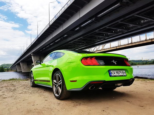 Ford Mustang GT салатовый 2018 заказать на прокат без водителя с водителем