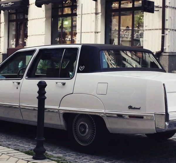 Ретро авто Cadillac Fleetwood аренда авто на свадьбу