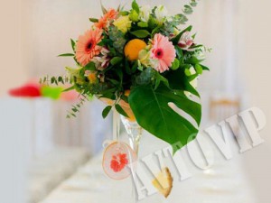 Украшение цветами стола молодых и гостей на свадьбу флористика