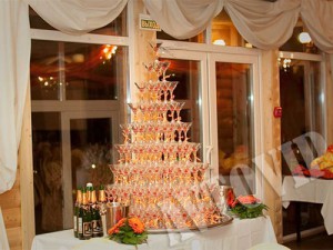 Пирамида из бокалов с шампанским на свадьбу