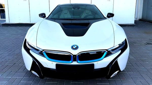 Аренда прокат BMW I8 спорткара без водителя с водителем для фото видео 