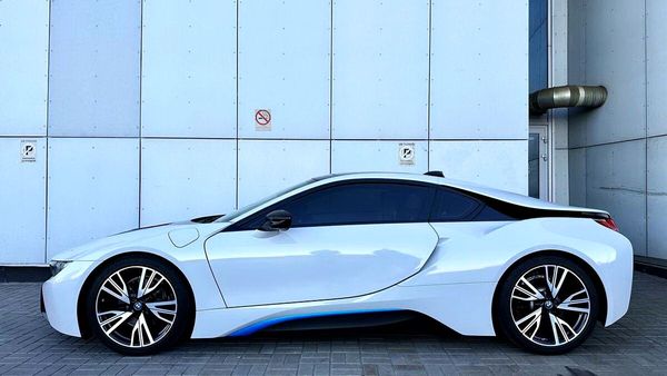 Аренда прокат BMW I8 спорткара без водителя с водителем для фото видео 