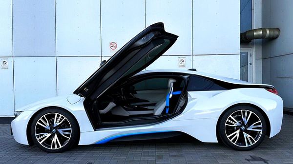 Аренда прокат BMW I8 спорткара без водителя с водителем для фото видео 