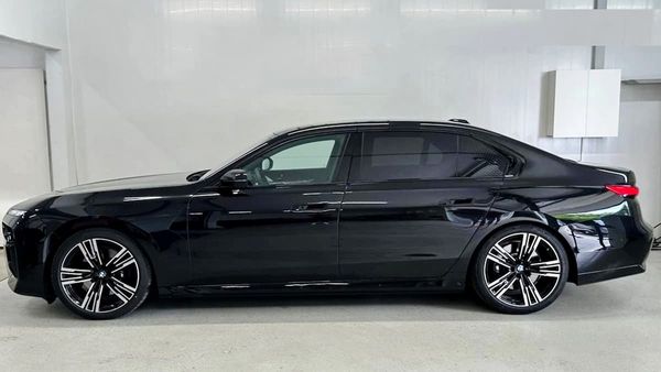 BMW i7 xDrive черный аренда vip авто с водителем прокат авто премиум класс без водителя