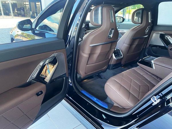 BMW i7 xDrive черный аренда vip авто с водителем прокат авто премиум класс без водителя