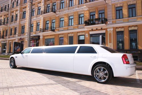 Chrysler 300C белый лимузин