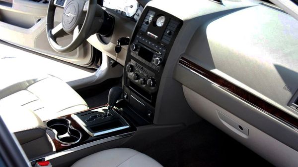 Chrysler 300C черно-белый на прокат