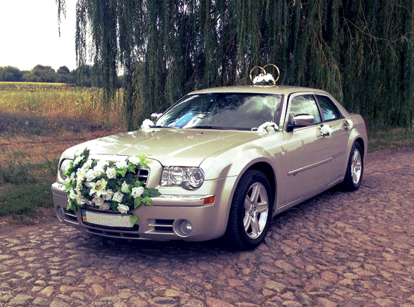 Chrysler 300C шампань заказать на прокат на свадьбу