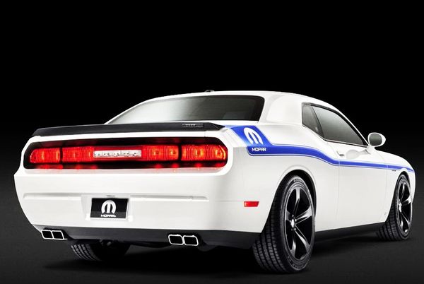 Dodge Challenger Mopar Edition белый прокат аренда спорткара
