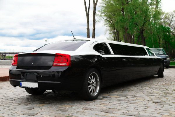  Dodge Charger Limo аренда черно белый лимузин на прокат на свадьбу