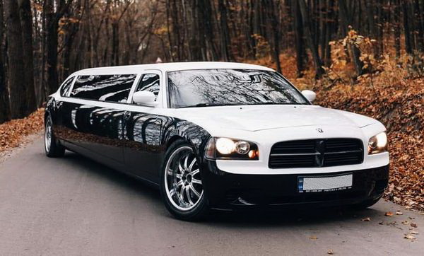  Dodge Charger Limo аренда черно белый лимузин на прокат на свадьбу