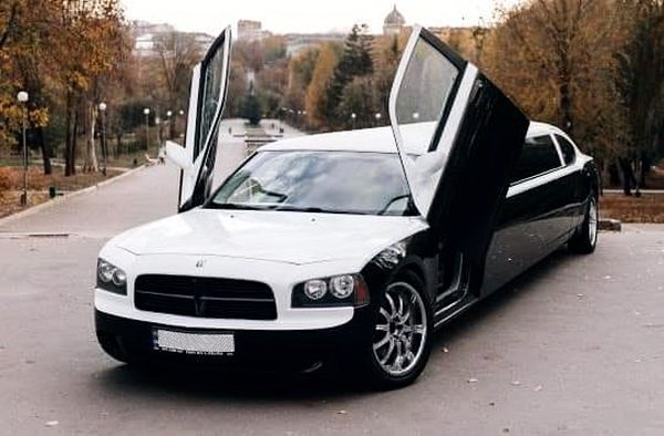  Dodge Charger Limo аренда черно белый лимузин на прокат на свадьбу