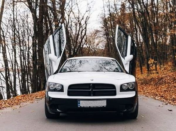  Dodge Charger Limo аренда черно белый лимузин на прокат на свадьбу