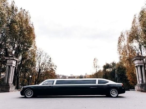  Dodge Charger Limo аренда черно белый лимузин на прокат на свадьбу