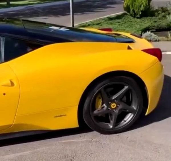 Спорткар Ferrari 458 Italia Daytona прокат для съемки фотосесии свадьбы