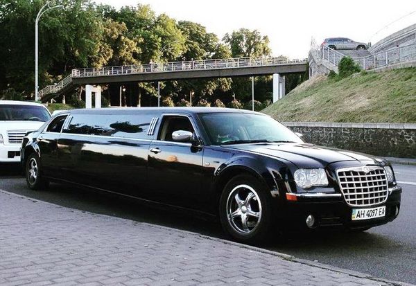 Аренда прокат лимузина Chrysler 300C Limo черный Киев цена