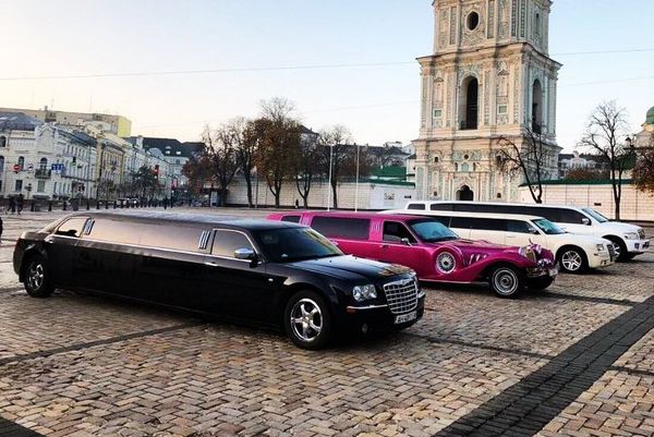 Аренда прокат лимузина Chrysler 300C Limo черный Киев цена