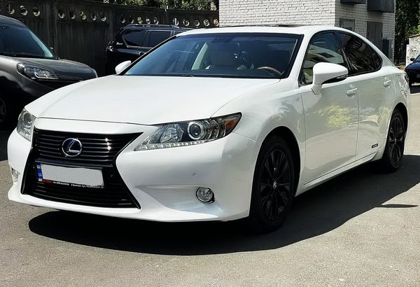 Аренда Lexus ES 300 Hybrid белый авто с водителем на свадьбу