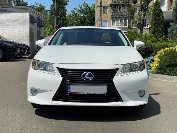 Аренда Lexus ES 300 Hybrid белый авто с водителем на свадьбу