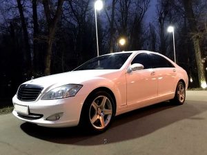 Mercedes Benz W221 S500 белый аренда машины на свадьбу с водителем в Киеве