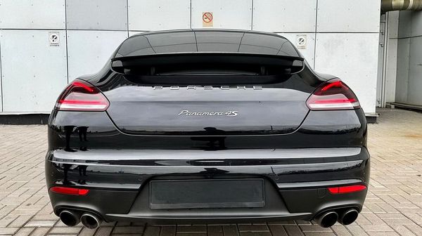 Прокат Porsche Panamera 4S Executive черная в Киеве без водителя c водителем на свадьбу