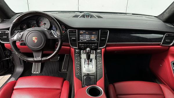 Прокат Porsche Panamera 4S Executive черная в Киеве без водителя c водителем на свадьбу