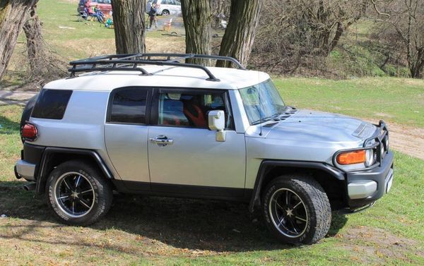 Аренда джип на прокат Toyota FJ Cruizer внедорожник на съемки свадьбу