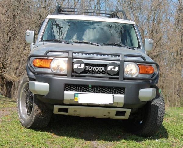 Аренда джип на прокат Toyota FJ Cruizer внедорожник на съемки свадьбу