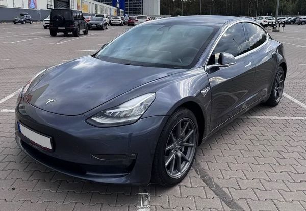 Электрокар Tesla Model 3 серая прокат без водителя аренда с водителем на свадьбу в Киеве