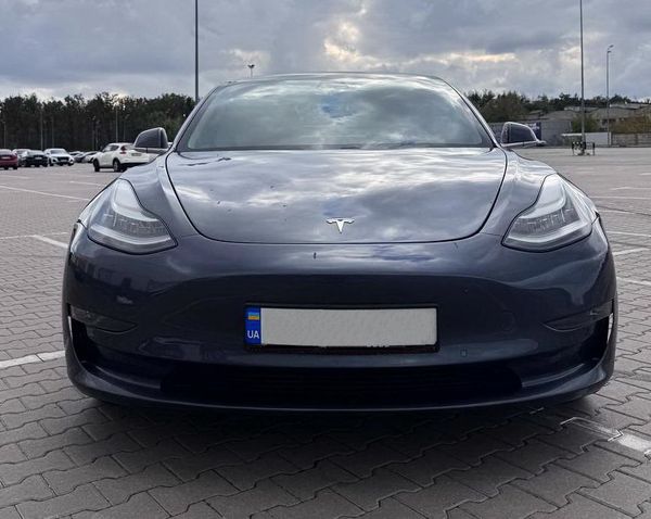 Электрокар Tesla Model 3 серая прокат без водителя аренда с водителем на свадьбу в Киеве