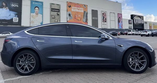 Электрокар Tesla Model 3 серая прокат без водителя аренда с водителем на свадьбу в Киеве