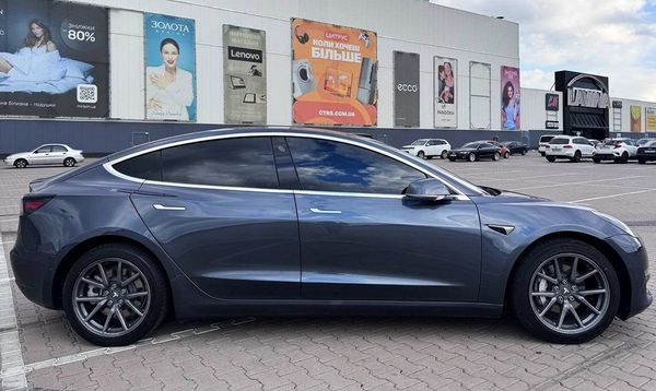 Электрокар Tesla Model 3 серая прокат без водителя аренда с водителем на свадьбу в Киеве