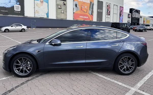 Электрокар Tesla Model 3 серая прокат без водителя аренда с водителем на свадьбу в Киеве