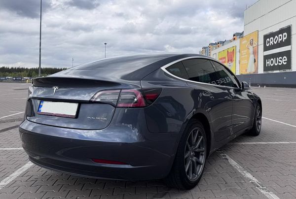 Электрокар Tesla Model 3 серая прокат без водителя аренда с водителем на свадьбу в Киеве