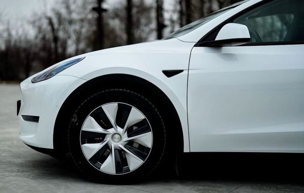 Электромобиль Tesla Model Y белый прокат электро авто без водителя автопрокат