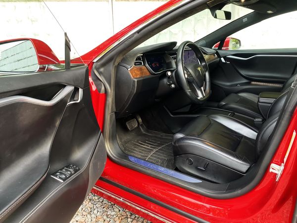 Tesla Model S 75D красная прокат аренда авто бизнес класса