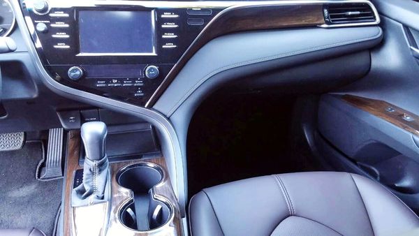 Toyota Camry V70 черная 2018 год аренда авто с водителем
