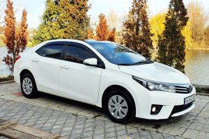 Toyota Corola белая заказать авто в киеве