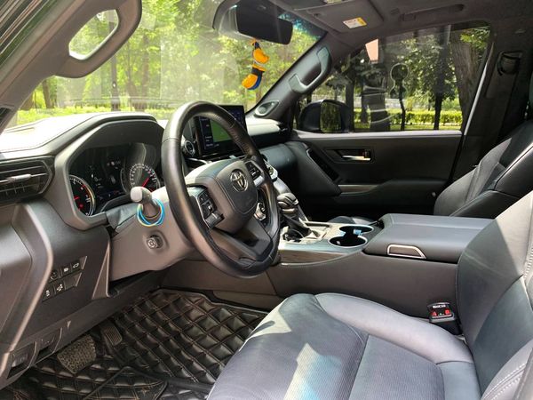 Toyota Land Cruiser 300 без водителя на прокат в Киеве