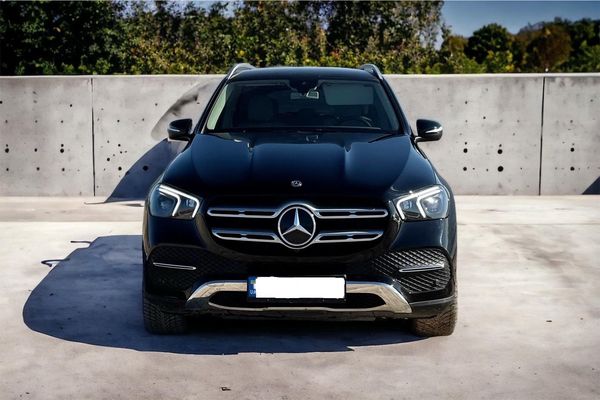 Bнедорожник Mercedes GLE 300d арендовать с водителем без водителя на прокат
