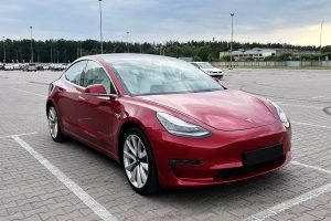 Tesla Model 3 75D красная элеткро арендовать на прокат без водителя киев