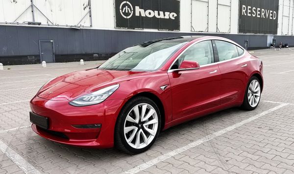 Tesla Model 3 75D красная элеткро арендовать на прокат без водителя киев