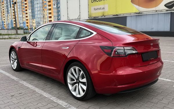 Tesla Model 3 75D красная элеткро арендовать на прокат без водителя киев