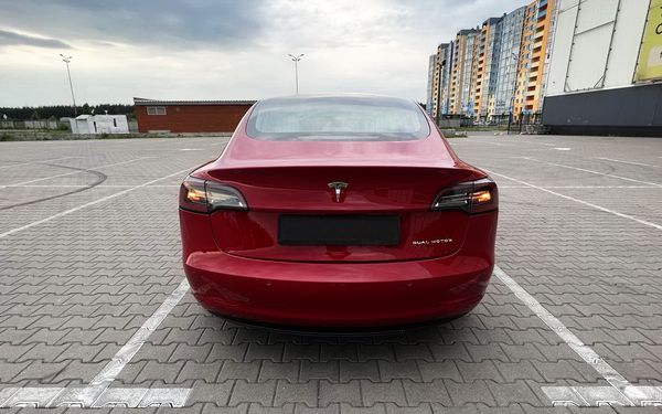 Tesla Model 3 75D красная элеткро арендовать на прокат без водителя киев