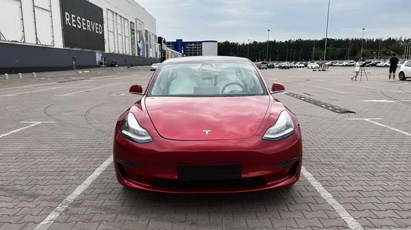 Tesla Model 3 75D красная элеткро арендовать на прокат без водителя киев