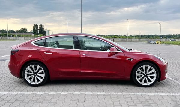 Tesla Model 3 75D красная элеткро арендовать на прокат без водителя киев