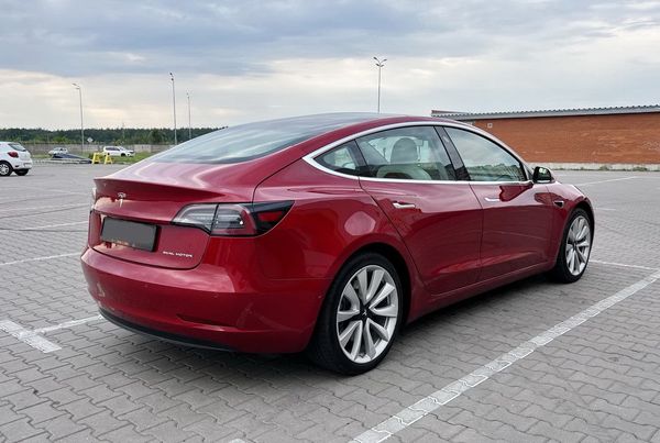 Tesla Model 3 75D красная элеткро арендовать на прокат без водителя киев